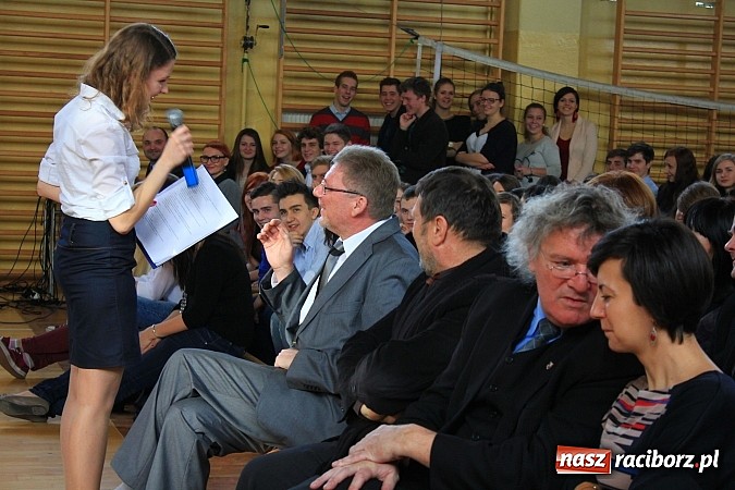 Zdjęcie w galerii na portalu naszraciborz.pl: Święto patrona w II LO na wesoło wiadomości z regionu