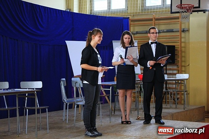 Zdjęcie w galerii na portalu naszraciborz.pl: Święto patrona w II LO na wesoło wiadomości z regionu