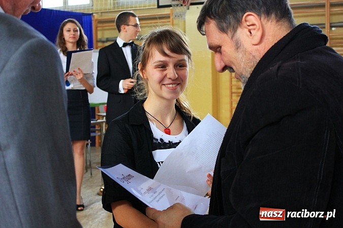 Zdjęcie w galerii na portalu naszraciborz.pl: Święto patrona w II LO na wesoło wiadomości z regionu