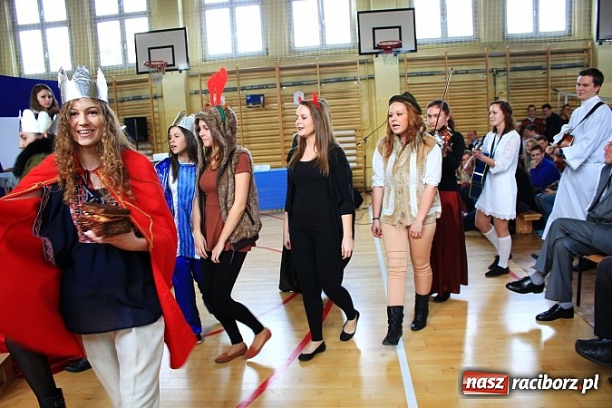 Zdjęcie w galerii na portalu naszraciborz.pl: Święto patrona w II LO na wesoło wiadomości z regionu