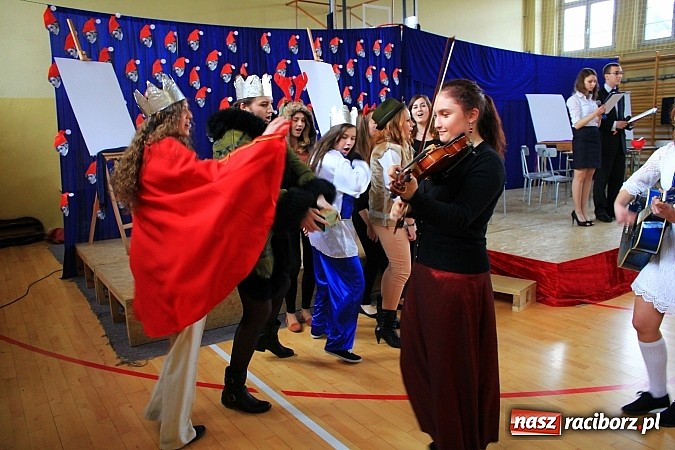 Zdjęcie w galerii na portalu naszraciborz.pl: Święto patrona w II LO na wesoło wiadomości z regionu