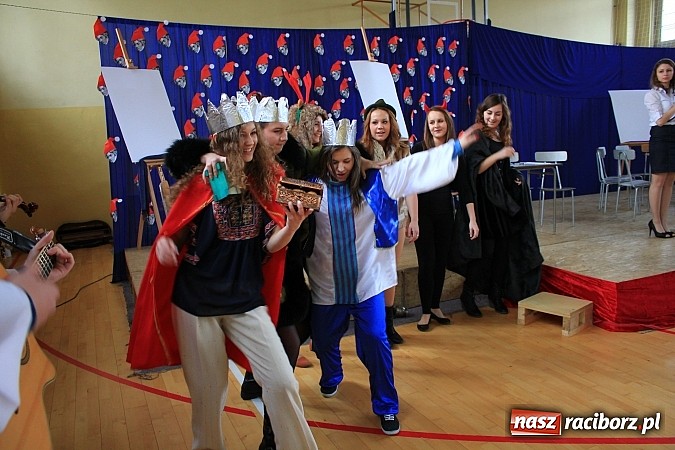 Zdjęcie w galerii na portalu naszraciborz.pl: Święto patrona w II LO na wesoło wiadomości z regionu