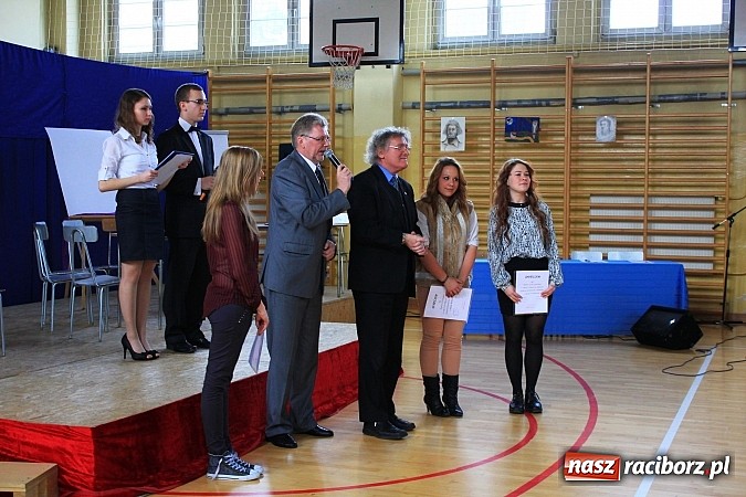 Zdjęcie w galerii na portalu naszraciborz.pl: Święto patrona w II LO na wesoło wiadomości z regionu