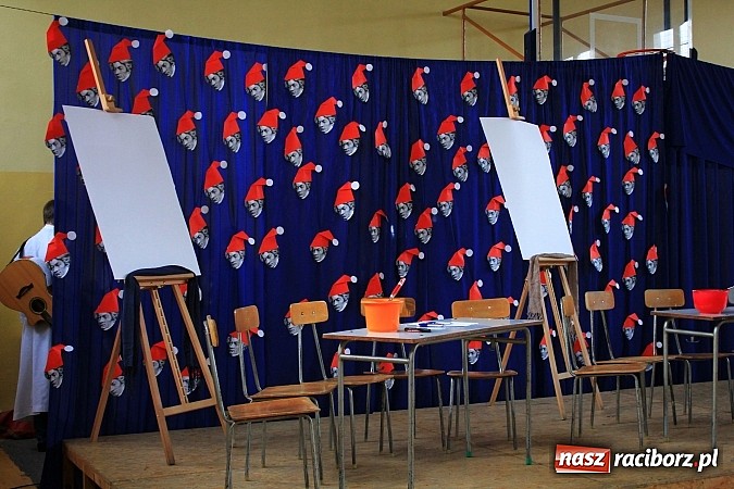Zdjęcie w galerii na portalu naszraciborz.pl: Święto patrona w II LO na wesoło wiadomości z regionu