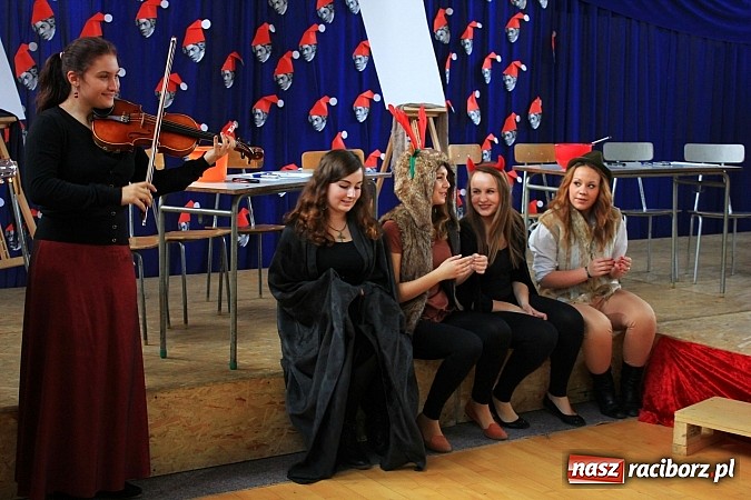 Zdjęcie w galerii na portalu naszraciborz.pl: Święto patrona w II LO na wesoło wiadomości z regionu