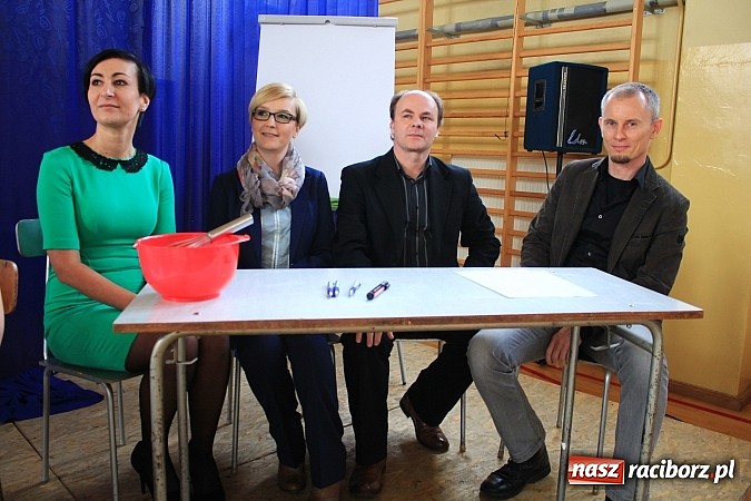 Zdjęcie w galerii na portalu naszraciborz.pl: Święto patrona w II LO na wesoło wiadomości z regionu