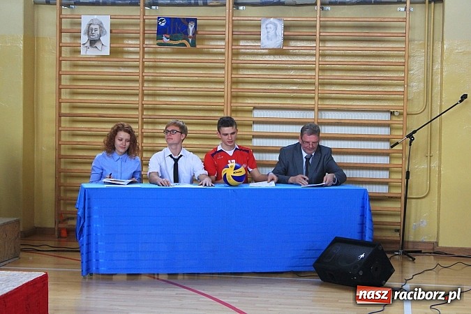 Zdjęcie w galerii na portalu naszraciborz.pl: Święto patrona w II LO na wesoło wiadomości z regionu