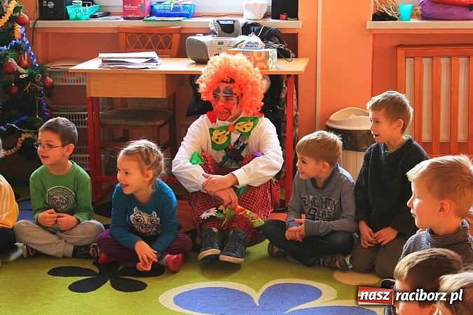 Zdjęcie w galerii na portalu naszraciborz.pl: Klauni z wizytą w przedszkolu na Płoni wiadomości z regionu