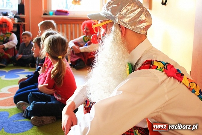 Zdjęcie w galerii na portalu naszraciborz.pl: Klauni z wizytą w przedszkolu na Płoni wiadomości z regionu