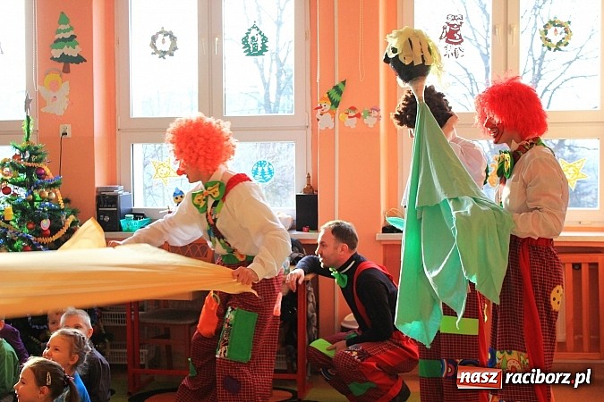Zdjęcie w galerii na portalu naszraciborz.pl: Klauni z wizytą w przedszkolu na Płoni wiadomości z regionu