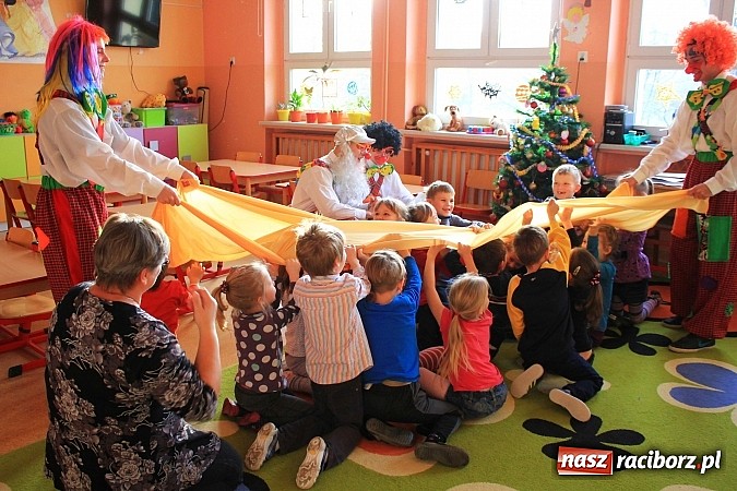 Zdjęcie w galerii na portalu naszraciborz.pl: Klauni z wizytą w przedszkolu na Płoni wiadomości z regionu