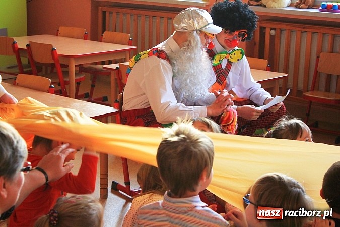 Zdjęcie w galerii na portalu naszraciborz.pl: Klauni z wizytą w przedszkolu na Płoni wiadomości z regionu