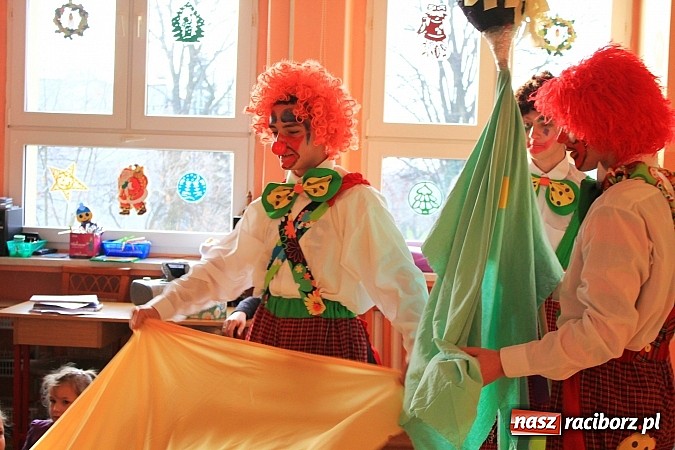 Zdjęcie w galerii na portalu naszraciborz.pl: Klauni z wizytą w przedszkolu na Płoni wiadomości z regionu