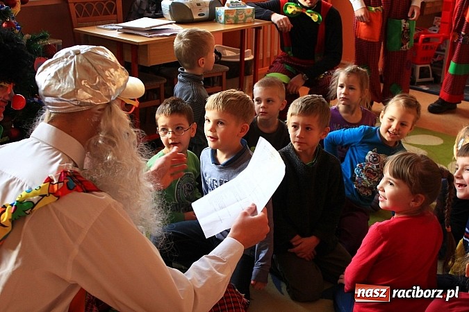 Zdjęcie w galerii na portalu naszraciborz.pl: Klauni z wizytą w przedszkolu na Płoni wiadomości z regionu