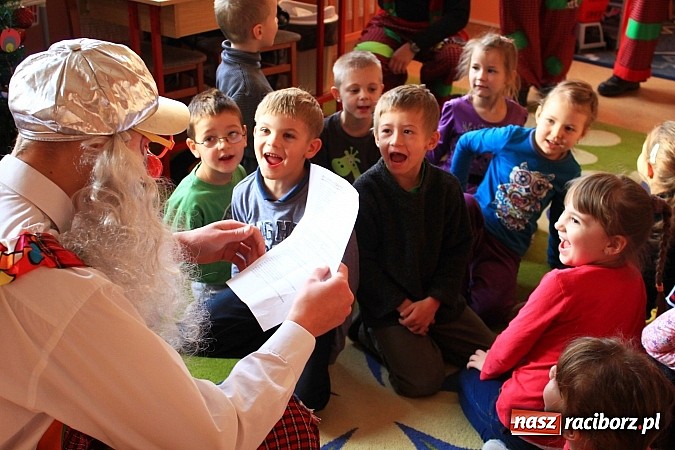 Zdjęcie w galerii na portalu naszraciborz.pl: Klauni z wizytą w przedszkolu na Płoni wiadomości z regionu
