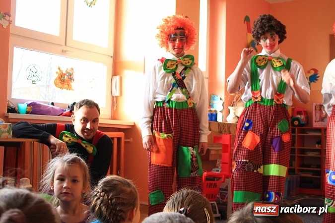 Zdjęcie w galerii na portalu naszraciborz.pl: Klauni z wizytą w przedszkolu na Płoni wiadomości z regionu