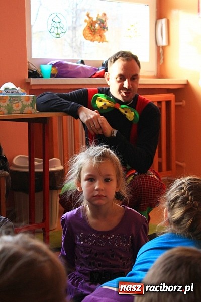 Zdjęcie w galerii na portalu naszraciborz.pl: Klauni z wizytą w przedszkolu na Płoni wiadomości z regionu