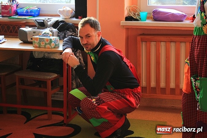 Zdjęcie w galerii na portalu naszraciborz.pl: Klauni z wizytą w przedszkolu na Płoni wiadomości z regionu