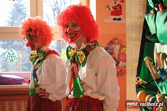 Zdjęcie w galerii na portalu naszraciborz.pl: Klauni z wizytą w przedszkolu na Płoni wiadomości z regionu
