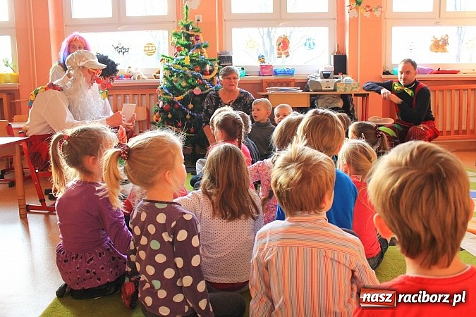 Zdjęcie w galerii na portalu naszraciborz.pl: Klauni z wizytą w przedszkolu na Płoni wiadomości z regionu