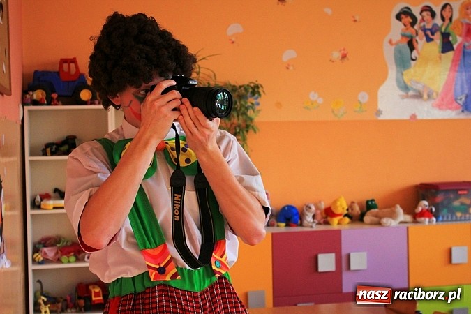 Zdjęcie w galerii na portalu naszraciborz.pl: Klauni z wizytą w przedszkolu na Płoni wiadomości z regionu