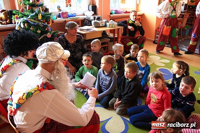 Zdjęcie w galerii na portalu naszraciborz.pl: Klauni z wizytą w przedszkolu na Płoni wiadomości z regionu