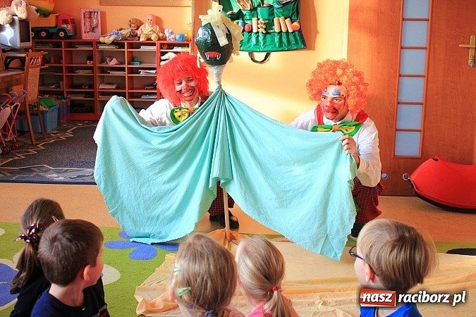 Zdjęcie w galerii na portalu naszraciborz.pl: Klauni z wizytą w przedszkolu na Płoni wiadomości z regionu
