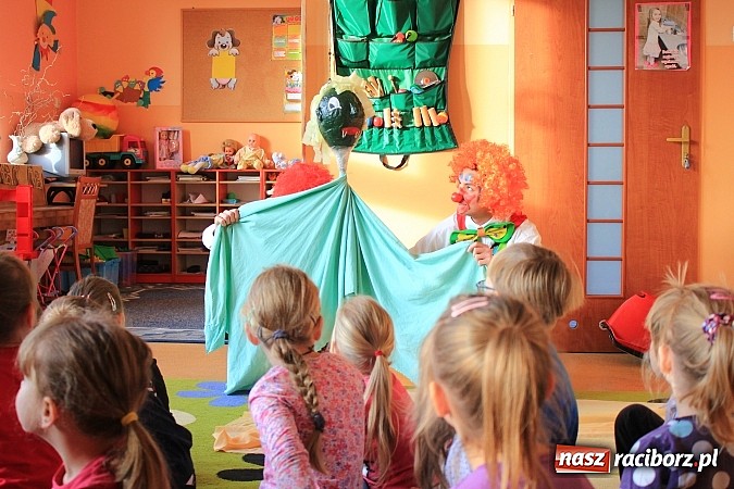Zdjęcie w galerii na portalu naszraciborz.pl: Klauni z wizytą w przedszkolu na Płoni wiadomości z regionu