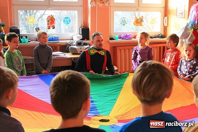 Zdjęcie w galerii na portalu naszraciborz.pl: Klauni z wizytą w przedszkolu na Płoni wiadomości z regionu