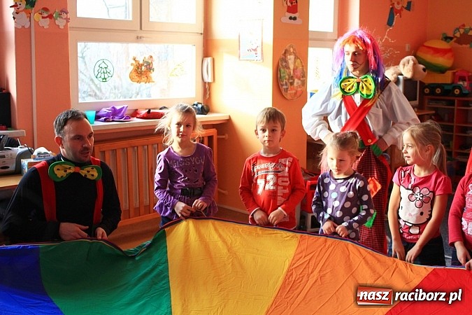 Zdjęcie w galerii na portalu naszraciborz.pl: Klauni z wizytą w przedszkolu na Płoni wiadomości z regionu
