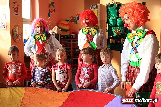Zdjęcie w galerii na portalu naszraciborz.pl: Klauni z wizytą w przedszkolu na Płoni wiadomości z regionu