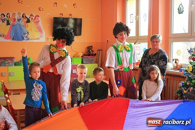 Zdjęcie w galerii na portalu naszraciborz.pl: Klauni z wizytą w przedszkolu na Płoni wiadomości z regionu