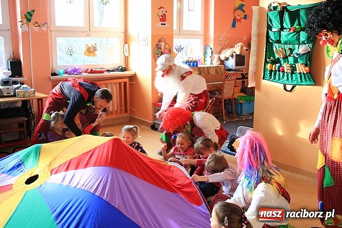 Zdjęcie w galerii na portalu naszraciborz.pl: Klauni z wizytą w przedszkolu na Płoni wiadomości z regionu