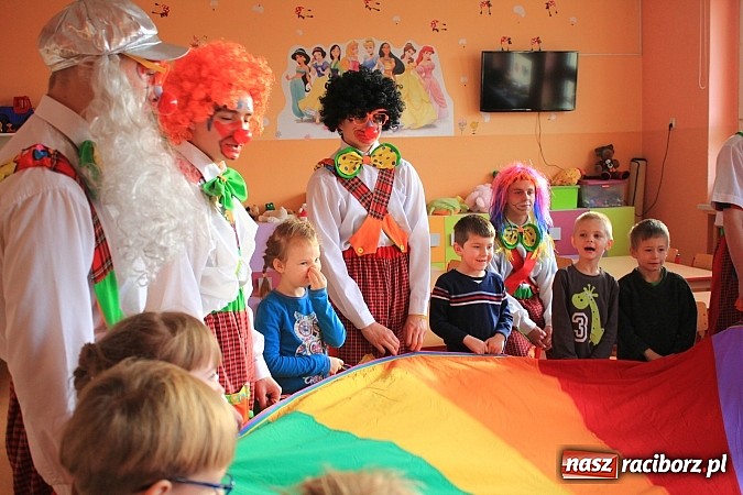 Zdjęcie w galerii na portalu naszraciborz.pl: Klauni z wizytą w przedszkolu na Płoni wiadomości z regionu