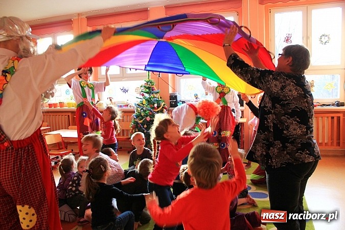 Zdjęcie w galerii na portalu naszraciborz.pl: Klauni z wizytą w przedszkolu na Płoni wiadomości z regionu