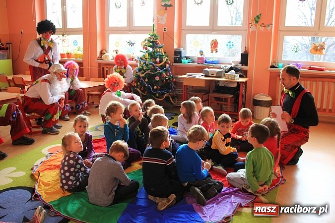 Zdjęcie w galerii na portalu naszraciborz.pl: Klauni z wizytą w przedszkolu na Płoni wiadomości z regionu