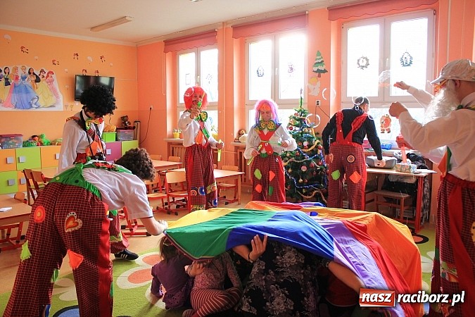 Zdjęcie w galerii na portalu naszraciborz.pl: Klauni z wizytą w przedszkolu na Płoni wiadomości z regionu