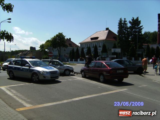 Zdjęcie w galerii na portalu naszraciborz.pl: Kolizja spowodowała wielki korek wiadomości z regionu