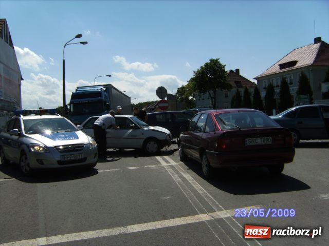 Zdjęcie w galerii na portalu naszraciborz.pl: Kolizja spowodowała wielki korek wiadomości z regionu