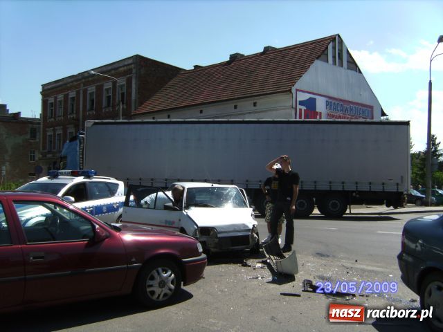 Zdjęcie w galerii na portalu naszraciborz.pl: Kolizja spowodowała wielki korek wiadomości z regionu