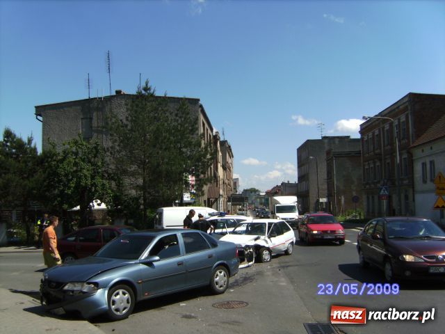 Zdjęcie w galerii na portalu naszraciborz.pl: Kolizja spowodowała wielki korek wiadomości z regionu