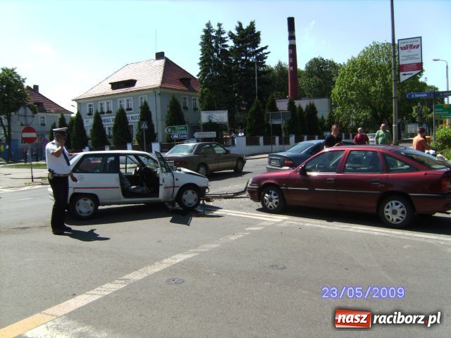 Zdjęcie w galerii na portalu naszraciborz.pl: Kolizja spowodowała wielki korek wiadomości z regionu