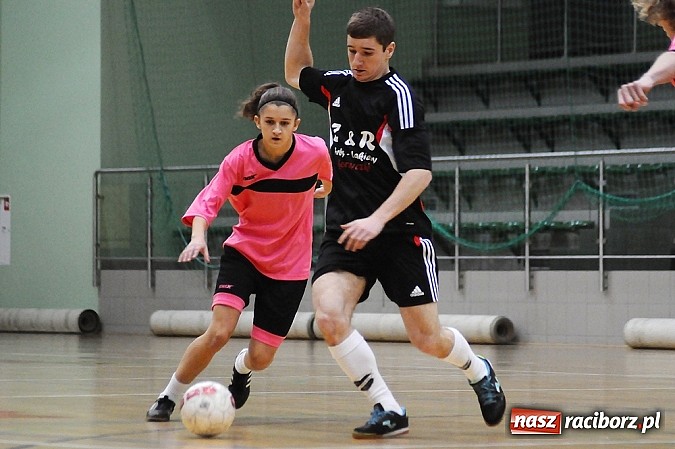 Zdjęcie w galerii na portalu naszraciborz.pl: Byki pokonały Żorską. Tritle i Feniks ciągle niepokonani wiadomości z regionu