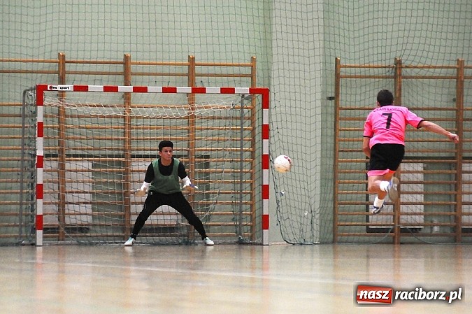 Zdjęcie w galerii na portalu naszraciborz.pl: Byki pokonały Żorską. Tritle i Feniks ciągle niepokonani wiadomości z regionu