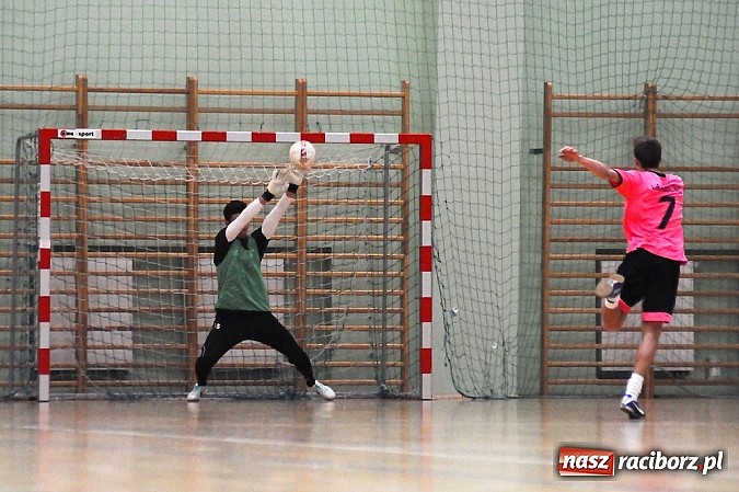 Zdjęcie w galerii na portalu naszraciborz.pl: Byki pokonały Żorską. Tritle i Feniks ciągle niepokonani wiadomości z regionu