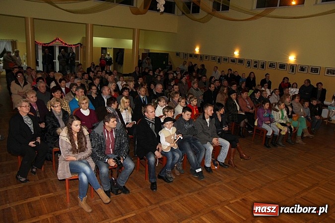 Zdjęcie w galerii na portalu naszraciborz.pl: Strajk w krainie świętego Mikołaja i tradycyjne kolędy w GOK-u w Kobyli wiadomości z regionu