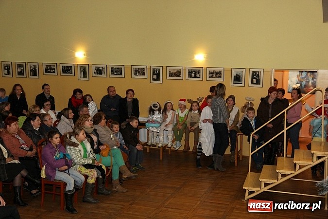 Zdjęcie w galerii na portalu naszraciborz.pl: Strajk w krainie świętego Mikołaja i tradycyjne kolędy w GOK-u w Kobyli wiadomości z regionu