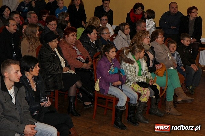 Zdjęcie w galerii na portalu naszraciborz.pl: Strajk w krainie świętego Mikołaja i tradycyjne kolędy w GOK-u w Kobyli wiadomości z regionu