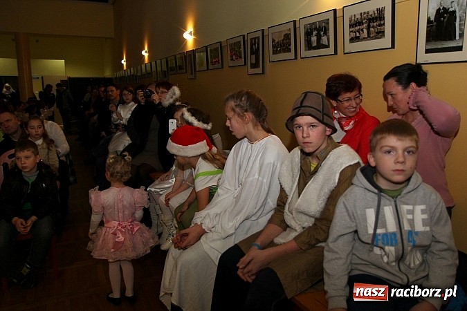 Zdjęcie w galerii na portalu naszraciborz.pl: Strajk w krainie świętego Mikołaja i tradycyjne kolędy w GOK-u w Kobyli wiadomości z regionu