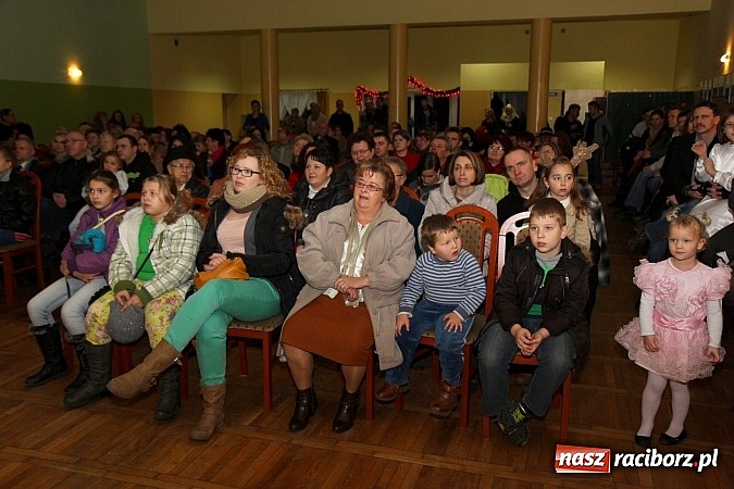 Zdjęcie w galerii na portalu naszraciborz.pl: Strajk w krainie świętego Mikołaja i tradycyjne kolędy w GOK-u w Kobyli wiadomości z regionu